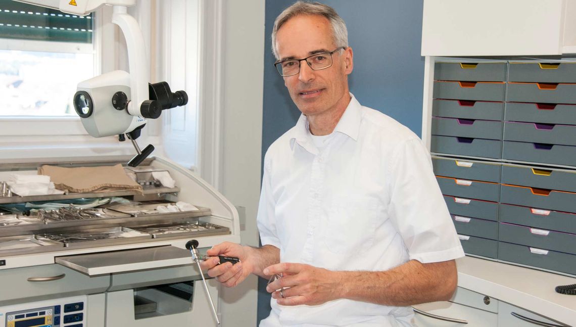 Dr. Glanzer mit Endoskop